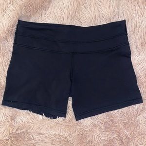 Lululemon Mid Rise, Mid Length Women’s Shorts - Size 8 - Black